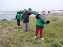 Il tubo di plastica lungo quattro metri tra i rifiuti recuperati da Fare Verde sul litorale di Tarquinia