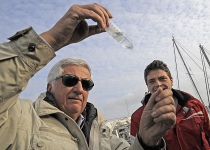 Giuseppe Nascetti mostra un piccolo di astice che sta per essere rilasciato in mare