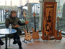 Antonio Iachini, ebanista e luitaio, mentre mostra i suoi strumenti musicali interamente fatti a mano