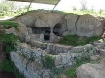 Una delle abitazioni preistoriche a Luni sul Mignone