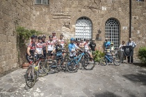 Il Giro fa tappa a Tuscania, a destra lo scrittore Giorgio Caponetti