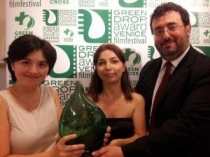 Letizia Palmisano (a sinistra) e Marco Gisotti con Veronica Caciagli alla premiazione del Green drop award