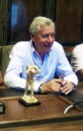 Il sindaco con la scultura dedicata al facchino