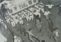 La foto del trasporto del 1958 dove si vedono le "corde umane"