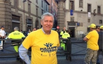 Il sindaco Leonardo Michelini durante una raccolta straordinaria di rifiuti a Viterbo
