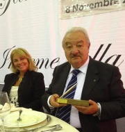 Il professor Antonio Usai piacevolmente sorpreso per il premio ricevuto, accanto la moglie Nadia Pascucci
