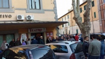 La folla all'esterno del teatro di Monte Romano