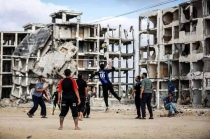 Giovani palestinesi giocano a pallavolo tra le rovine di Gaza City