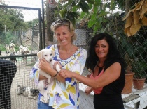 Francesca Merlani (a destra) con la capostruttura Rai che ha adottato un cucciolo del canile di Bagnaia