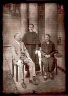 Un seminarista insieme ai genitori all'interno del chiostro del convento