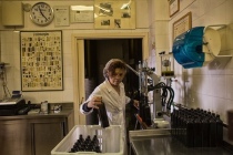Antonella Guastella imbottiglia l'olio della cooperativa Colli Etruschi (credits Nadia Shira Cohen for The New York Times)
