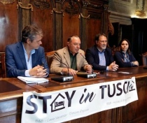La presentazione nella sala del consiglio comunale di Stay in Tuscia, al centro Roberto Garrafa