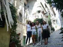 Le ragazze dello Yarn Bombing Viterbo: Roberta Sperduti, Cristina Martellotti, Federica Gabbianelli e Lucia Tozzi