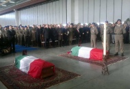 I funerali di Calligaris e di Lozzi nell'hangar dell'aeroporto