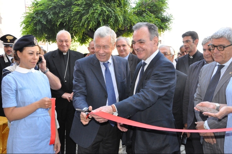 Il sottosegrario Luigi Bobba inaugura l'ambulatorio di quartiere al Carmine