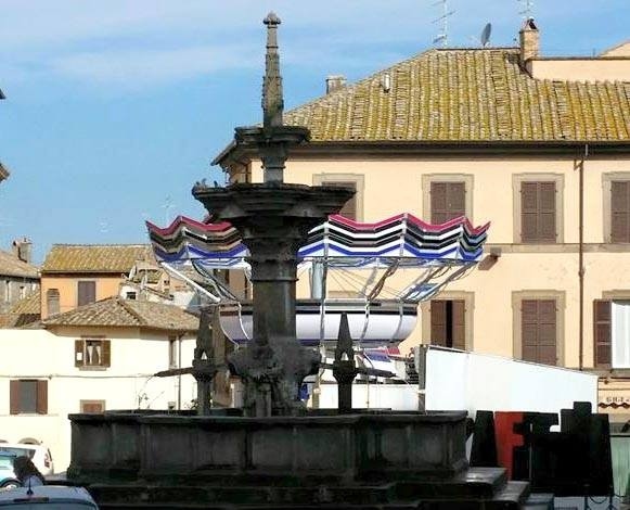 Giovanni Faperdue: «La giostra in piazza Fontana. Grande poggia sopra percorsi scavati nel tufo»