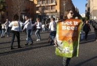 "Let it beee", flash mob della Lav per una Pasqua senza crudeltà