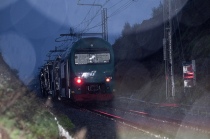 Il locomotore deragliato a causa delle forti piogge di queste ore. Foto G.T