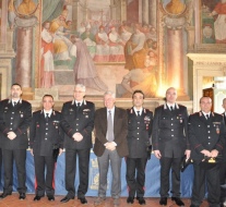 I premiati con il comandante, il sindaco e alcuni colleghi nella foto di gruppo