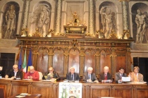 Da sinistra: il direttore artistico e organizzativo della manifestazione Fabio Fontana, il presidente dell'Ente Autonomo San Pellegrino in Fiore Armando Malè, l'assessore provinciale alla cultura Mauro Arena, il sindaco Leonardo Michelini, il presidente della Camera di Commercio Ferindo Palombella, il presidente della Fondazione Carivit Mario Brutti, l'assessore alle Attività Produttive Giacomo Barelli e l'assessore alla Cultura Antonio Delli Iaconi