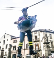 Fausto e il suo amico Orso stanno per toccare terra