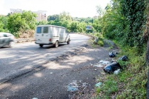 Sacchi che stagionano da mesi alle porte di Viterbo, tra l'ufficio postale e Ponte dell'Elce