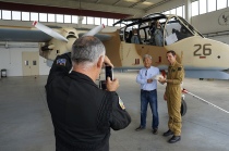 Foto ricordo nell'angar della base aeronautica viterbese