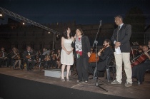 Al centro l'ambasciatrice Mai Alkaila sul palco del Tuscia Opera Festival