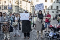 Donne palestinesi con i cartelli