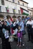 Donne palestinesi con i cartelli