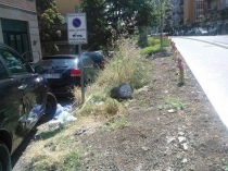 Immondizia abbandonata in via Genova