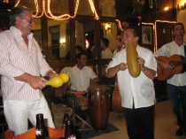 Con il Grupo di Ariel al Bar Monserrat di La Habana Vieja, L'Avana