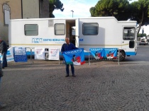 L'autoemoteca con gli striscioni dei sindacati di polizia e sicurezza