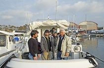 Giuseppe Nasceti con i suoi studenti a bordo dell'imbarcazione dell'Università della Tuscia