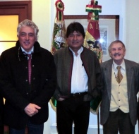 Da sinistra: il responsabile scientifico di AK Roberto Minervini, il presidente della Bolivia Evo Morales, il presidente di AK Ennio La Malfa