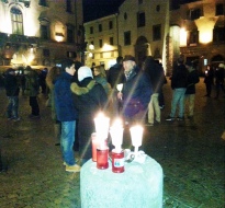 Un momento della fiaccolata