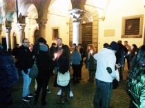 Un momento della fiaccolata