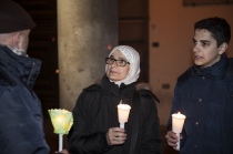 Un momento della fiaccolata