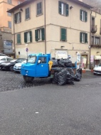 Il camioncino di Viterbo Civica pieno di immondizia raccolta in centro città