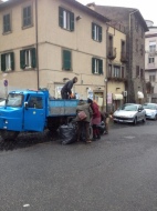 Si carica l'immondizia raccolta