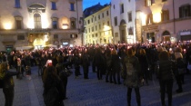 Una piazza gremita di persone