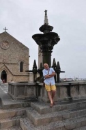 Vincenzo Ceniti a Rodi di fronte alla copia della Fontana Grande