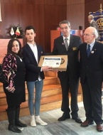 Gabriele con la professoressa Pizzuto alla premiazione