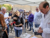 La consigliera De Alexandris mentre abbraccia un cagnolino che il dottor Nicolai (a sinistra) sta per chippare. Sulla destra il dottor Chiatti