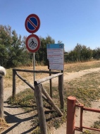 Un cartello che non riporta divieto di accesso ai cani